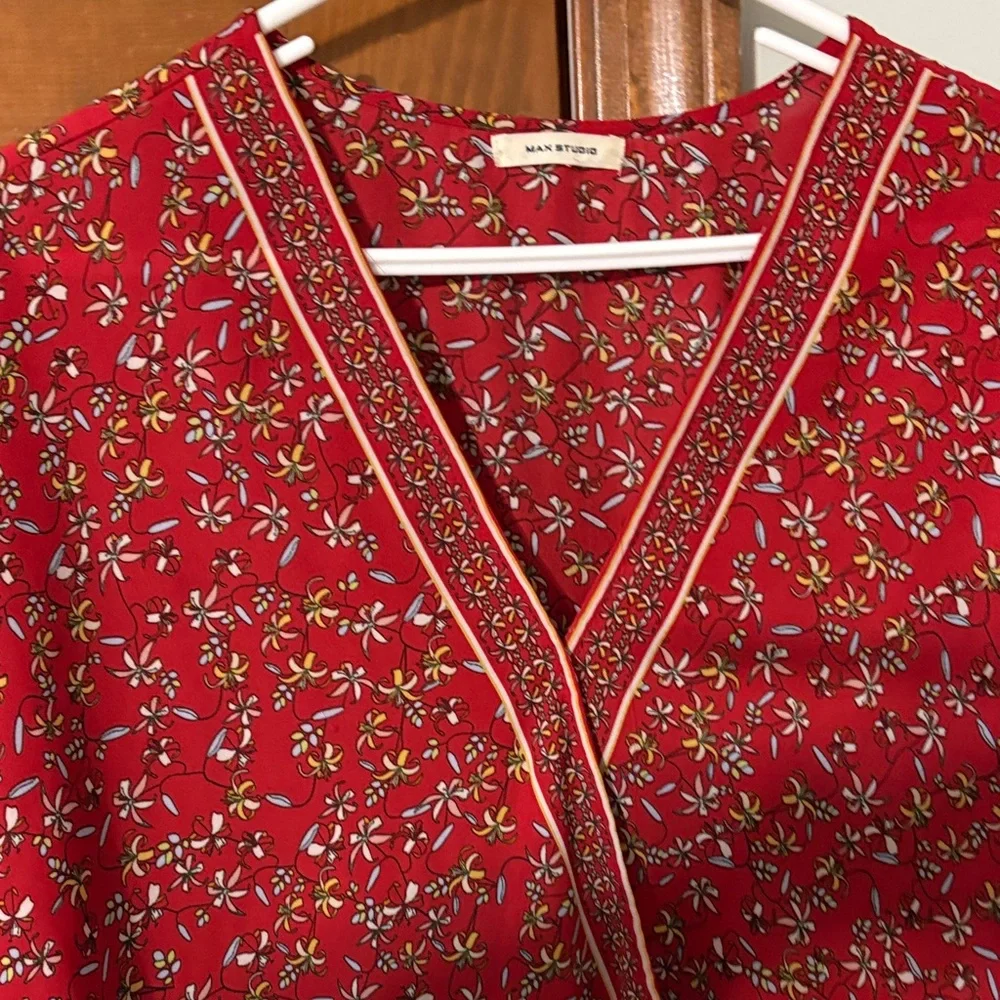 Floral Red Women's Top by Max Studio size not marked but looks L/XL nice top - Picture 3 of 7